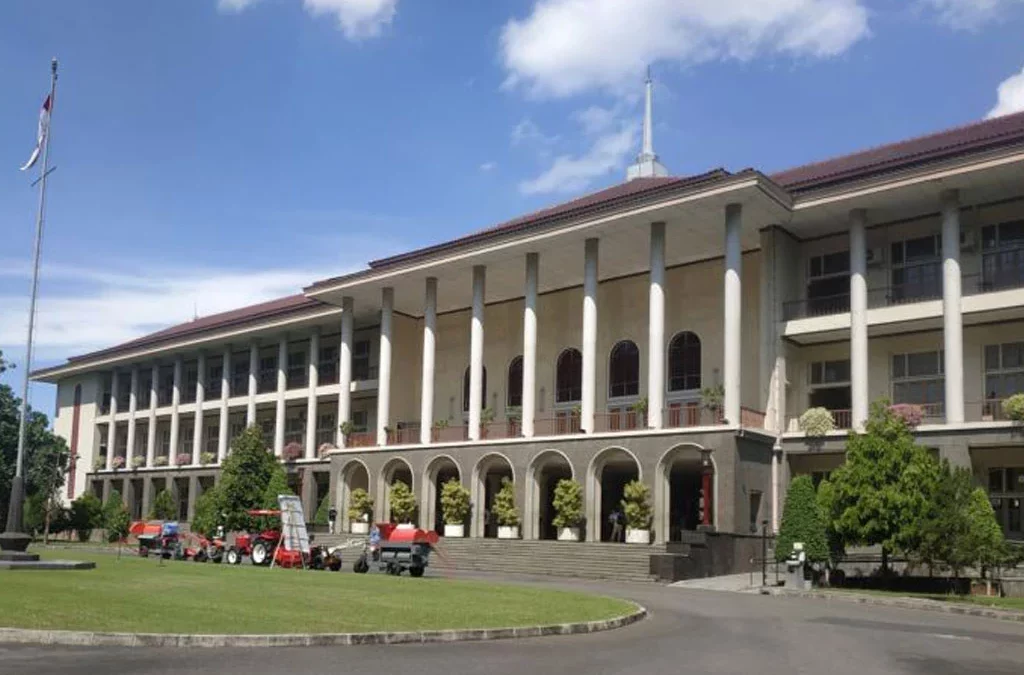 PERAN  MAHASISWA DAN ALUMNI UGM
